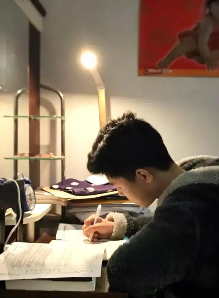方圆天地，为头条联友对联：
妹伴诗书明至理，
兄观青史晓兴衰。