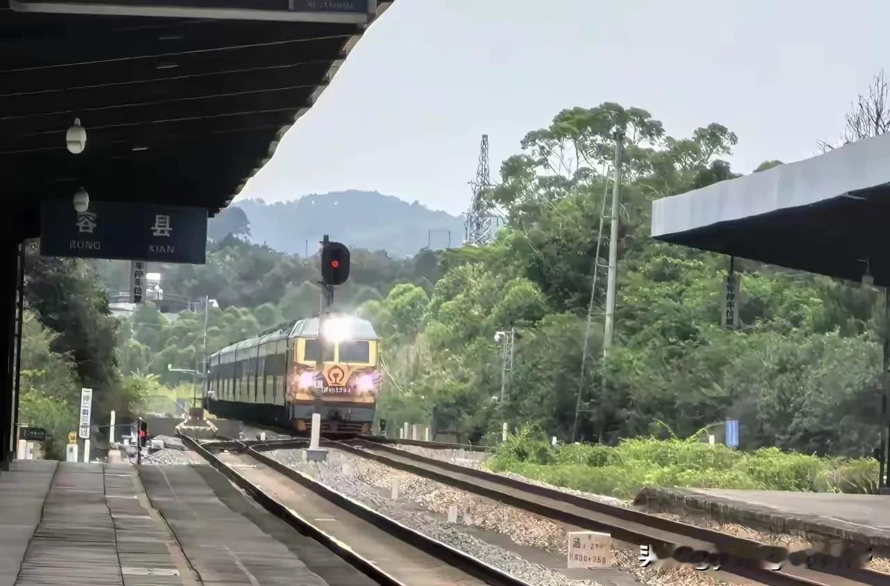 广西东部的一条南北向的单线非电气化铁路干线——洛湛铁路。这条铁路也是广西境内比较