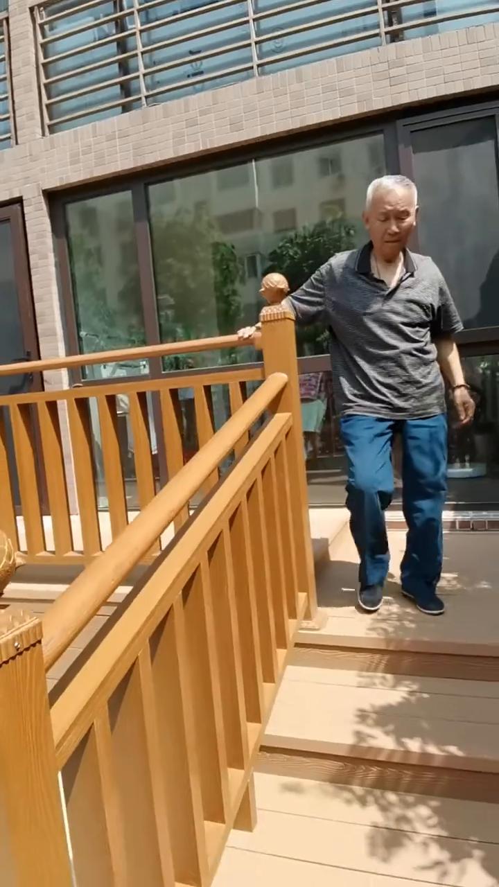 父亲是家里的顶梁柱，用汗水为儿女擦亮道路。无论你飞多高，走多远，不能忘记那处温馨