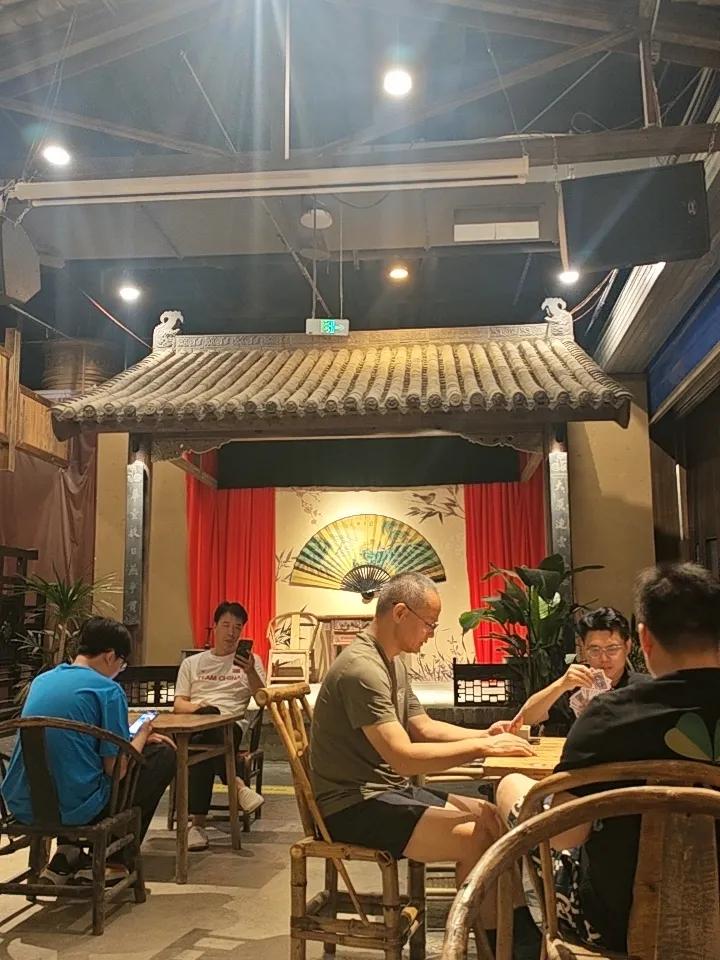 周末小记：闹市饮茶，心安自宁
 
这个周末，时光温柔又寻常。
 
上午，我和老公