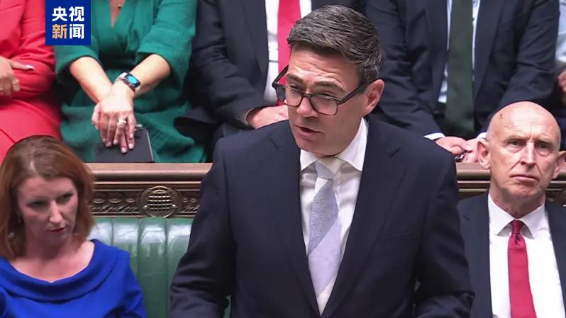 当地时间9月1日，英国首相伯纳姆在议会下院首次以首相身份发表讲话。伯纳姆表示，他