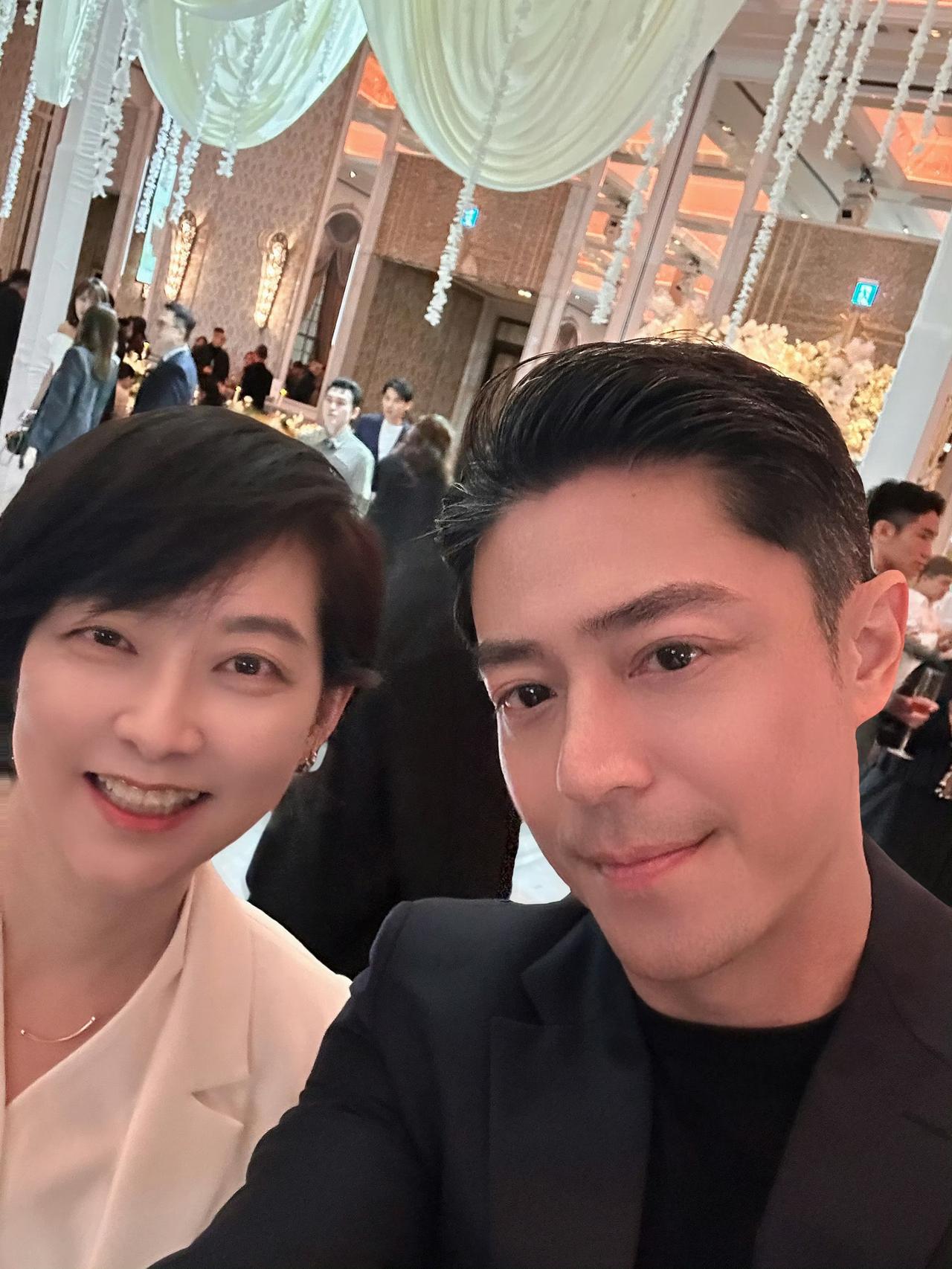 美颜都遮不住霍建华满头白发！但依然是帅气啊，这张脸吃偶像饭能吃一辈子啊老一辈的电