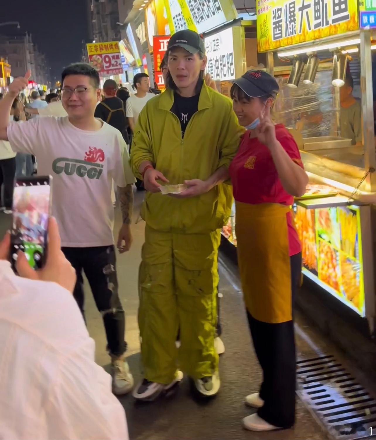 #向佐夜市宣传小能手#向佐现身夜市被路人包围，还大方合影！一个接着一个，向佐都要