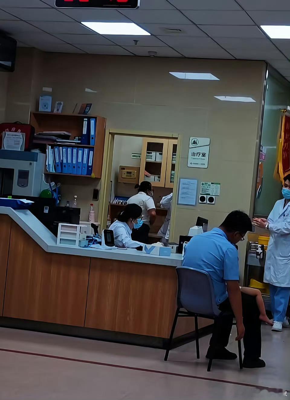 妈妈意外去世孩子疑和遗体呆了几天真的好可怜啊，家里居然没有其他人在吗 这要是邻居