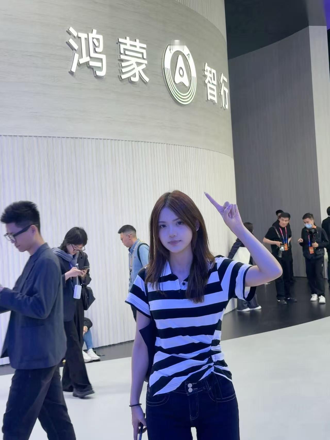 来鸿蒙智行展馆啦，今年鸿蒙智行的展车真多呀，人也多的不行，我卡了好久的点才拍上照