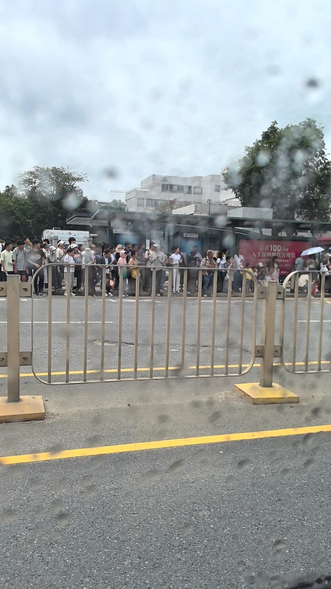 如果你没车，你会觉得天天挤公交很苦逼！但如果你有车，偶尔挤下公交你会觉得挺有趣～
