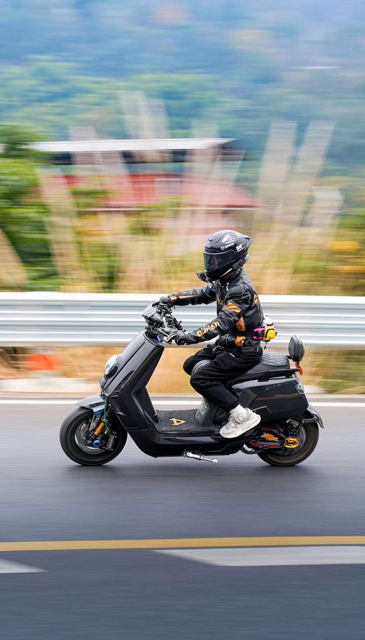 汽车欺负我们摩托车电瓶车的时候掂量着点。