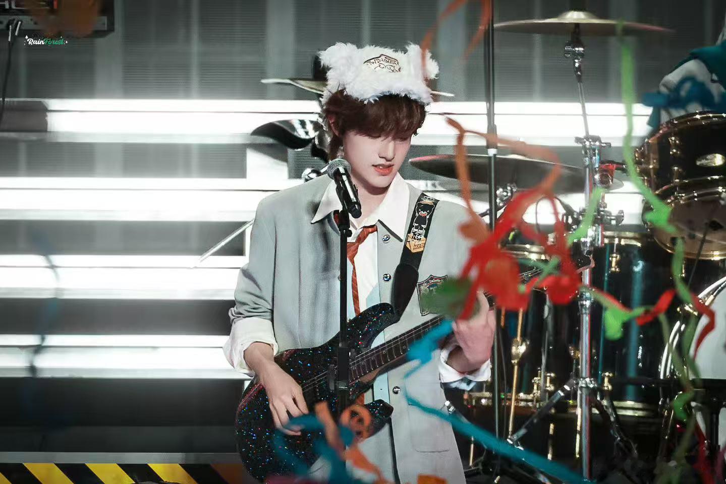 张泽禹很顶很爆的歌张泽禹荣耀之战很顶很爆的歌 荣耀之战配宝老师的歌，这波舞台效果