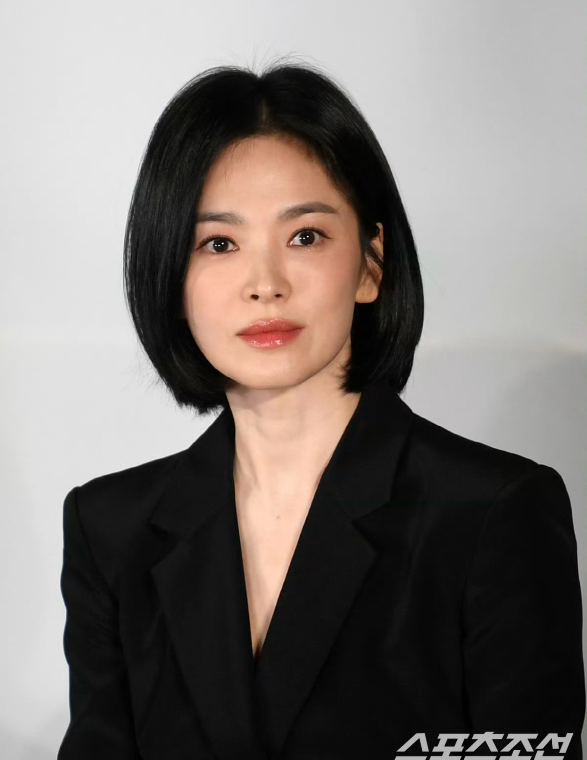 今日，出席电影《黑修女们》制作发布会的 宋慧乔  和全汝彬。两位女士都是身穿黑色