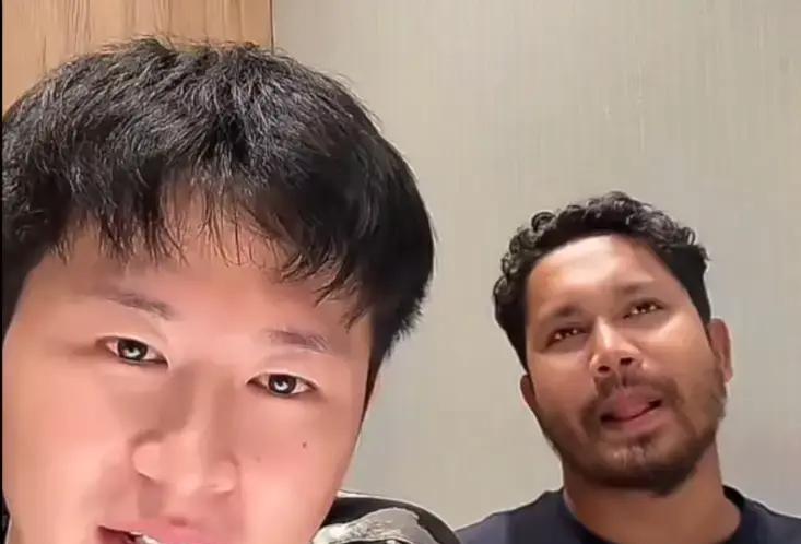 地铁痛哭的眼泪，剧本第3页第2行。
杜克800万粉丝的摄像头下，台本标注着“哽咽