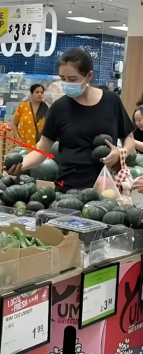 这位买菜的大妈可不是普通大妈，这是网友在温哥华偶遇香港演员王祖贤，曾被誉为“香港