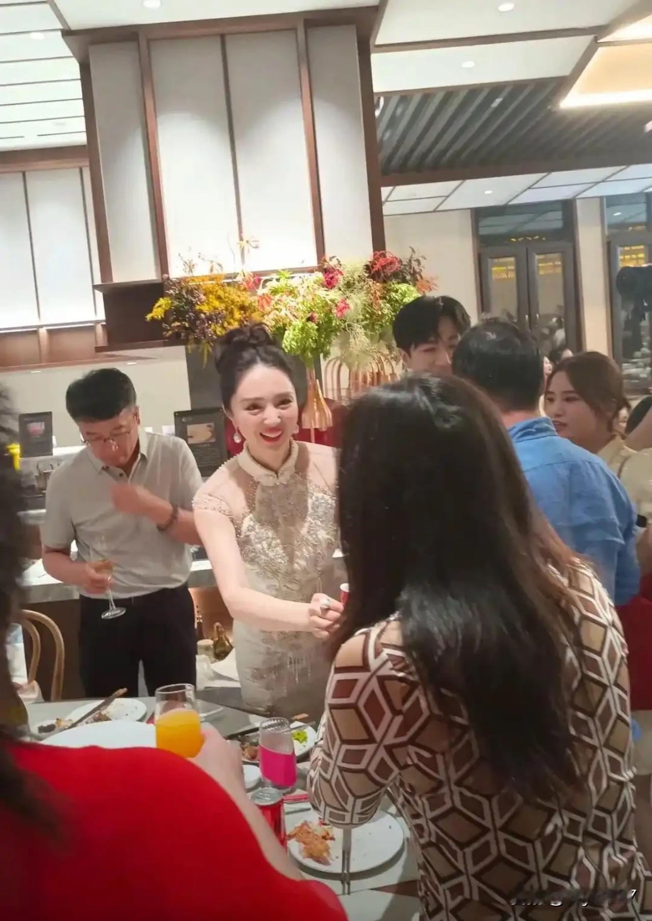 董璇再婚现场照曝光！关悦佟丽娅出席场面朴实，男方黑历史被扒

近日，董璇再婚的消