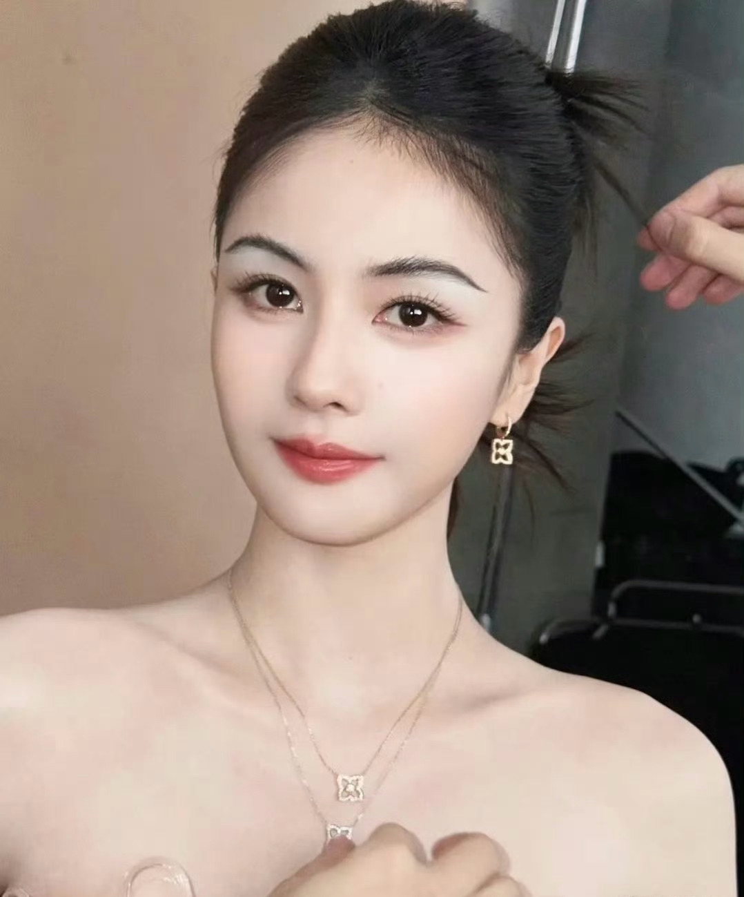 白鹿端午语音祝福白鹿这组照片真的认不出，好像张柏芝 