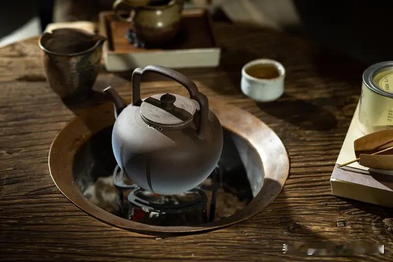 对下联原创 看到“煮茶聊天地”这个上联，一下子就来了兴致。我觉得“观云论古今”确