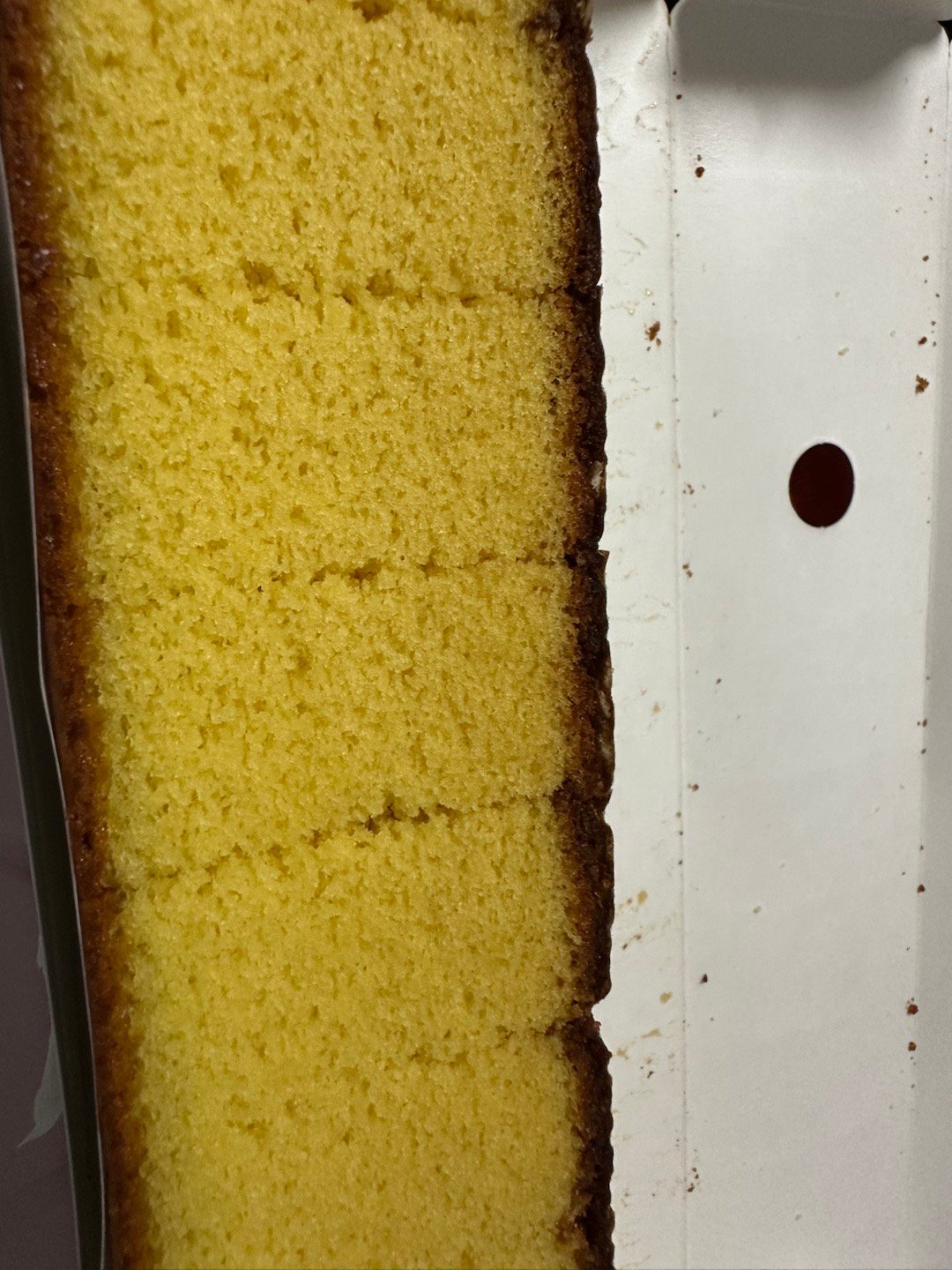 每日一餐分享有陣子好愛蜂蜜蛋糕，尤其是下面有鋪一層沙糖粒的那家，那口感我喜歡🥰