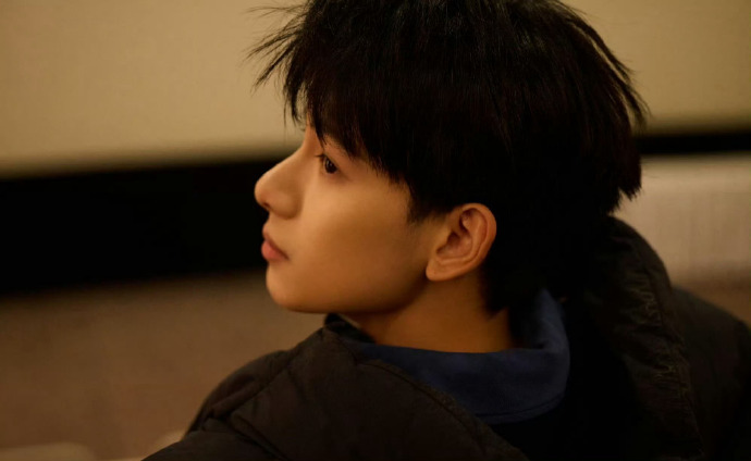 范丞丞拍的胡先煦虽然一直都知道胡先煦的帅，但侧脸帅的有点超过了