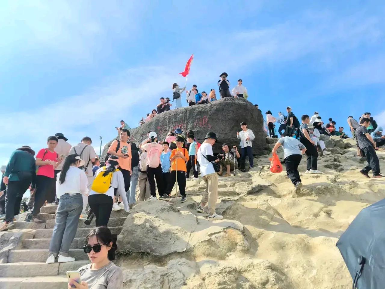 登梧山

崎岖径道石梯长，
蜿蜒山坡溢绿香。
放眼人流如凤舞，
收帘涧峪似坊廊。