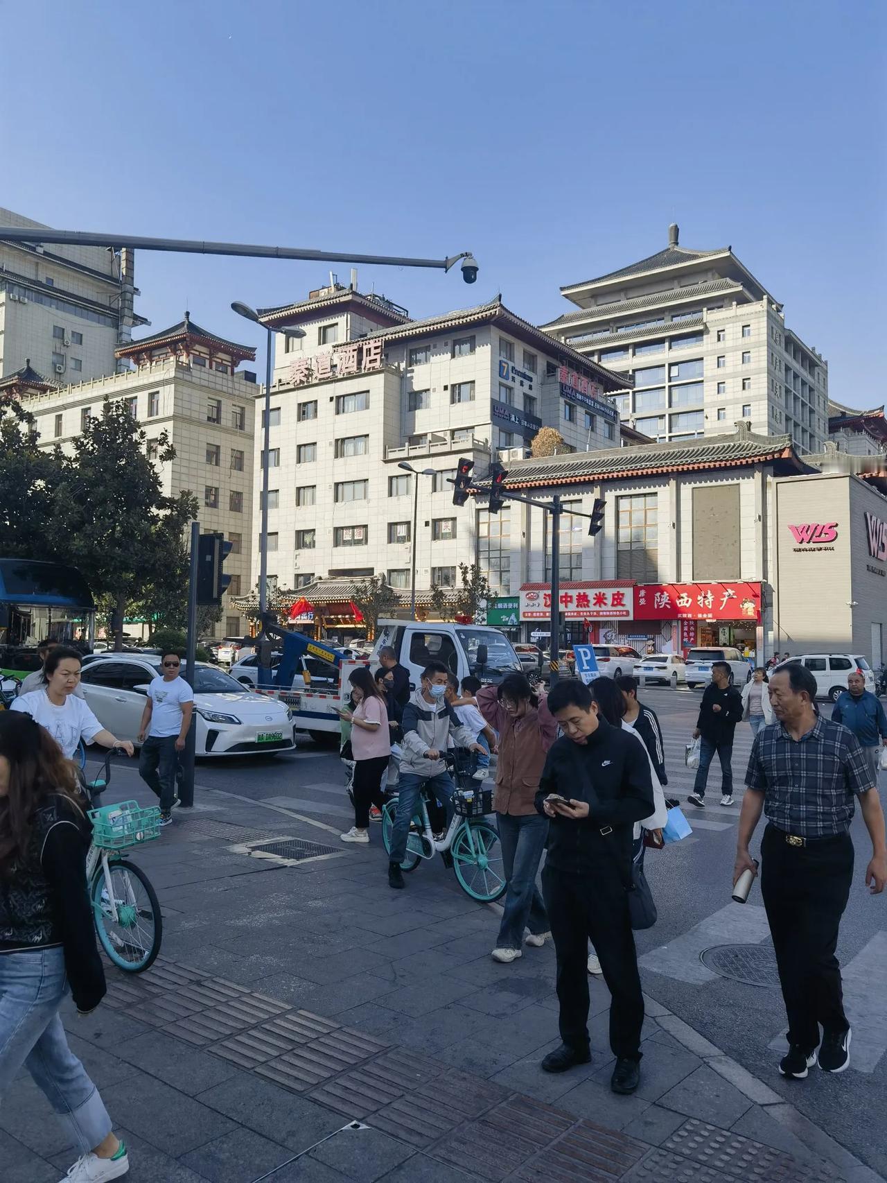 西安市交警支队终于出手了。今天上午遇到违章车拖车喇叭以语音形式宣传，西安交警联合