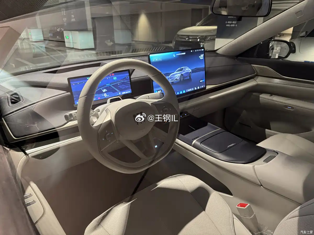 至境L7内饰无伪图曝光了。其采用双分屏设计并且首搭高通8775车机芯片以及MMT