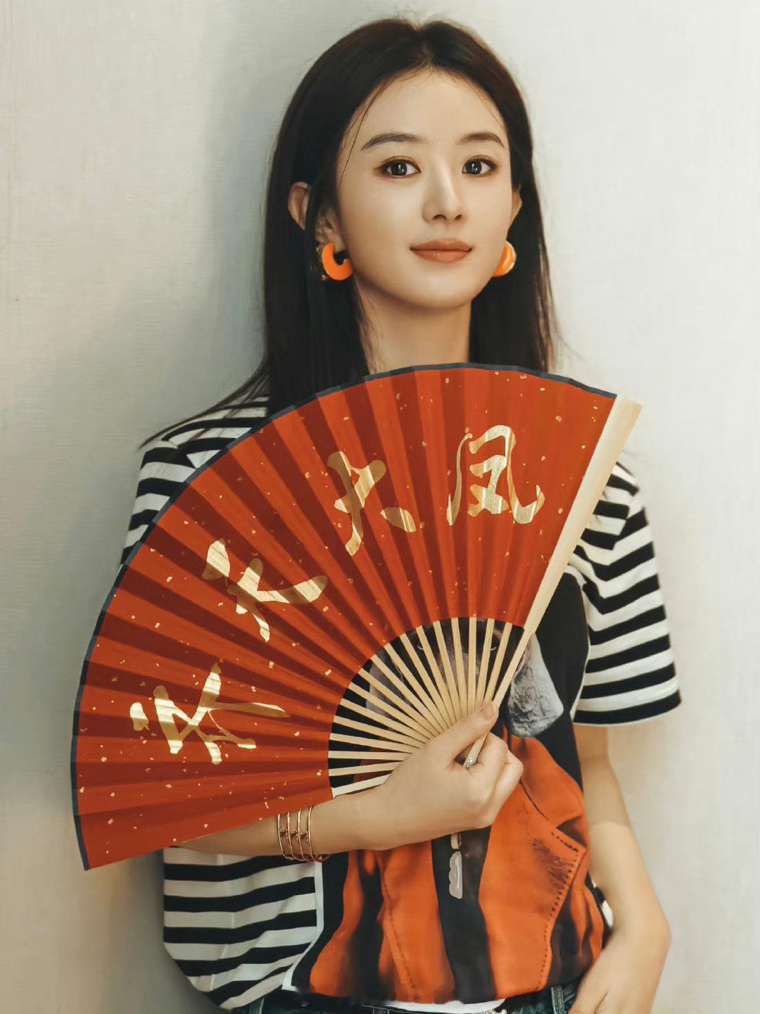 #赵丽颖去了与凤行庆功宴#赵丽颖去了与凤行的庆功宴，看到他手里拿的扇子了，扇面上