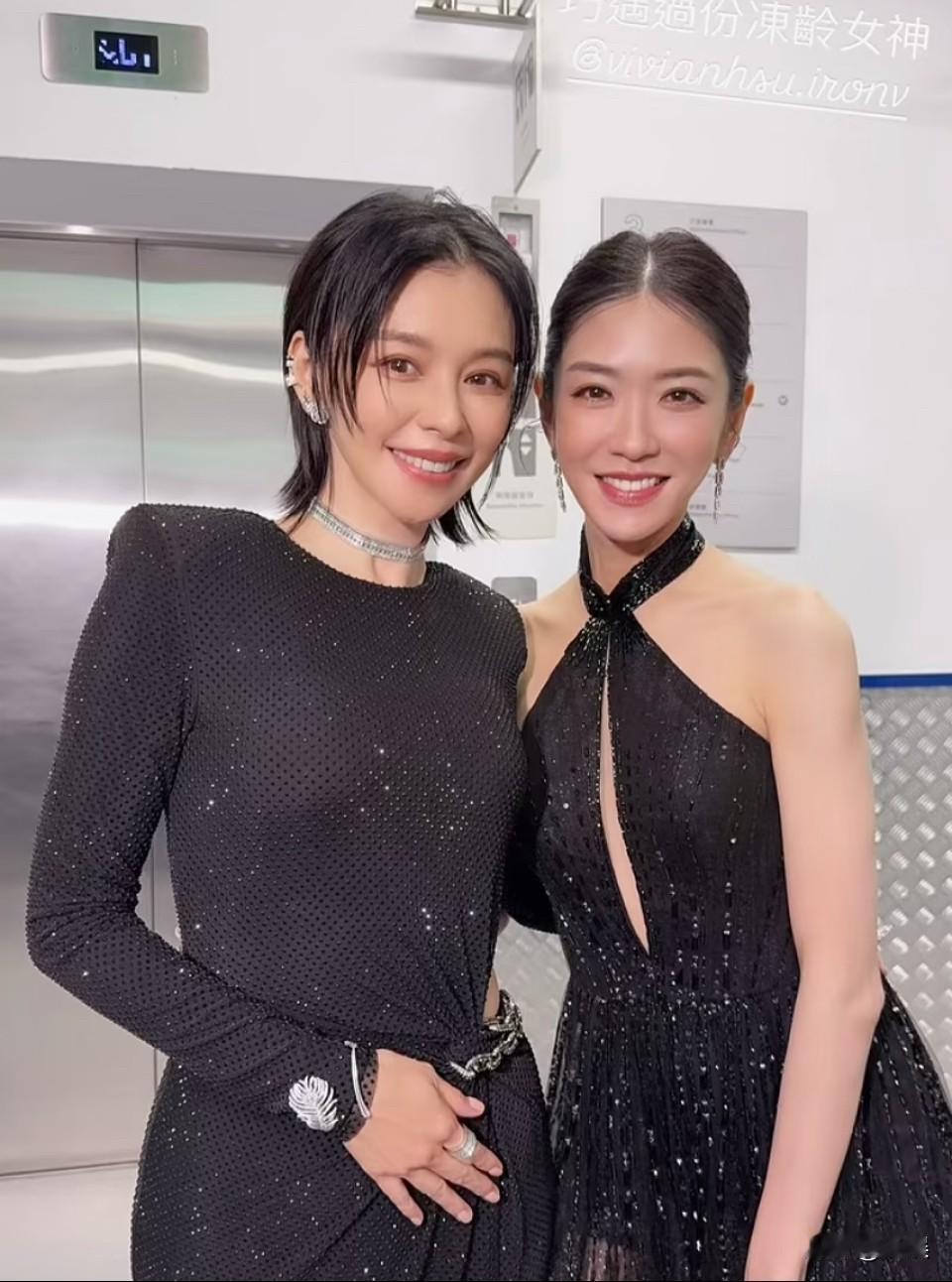 杨千霈po和徐若瑄合照，完全没输

徐若瑄比杨千霈大了7岁吧 还是徐若瑄赢！！[