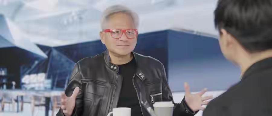 黄仁勋戴红色眼镜衬得他愈发可爱，他戴黑色眼镜时书卷气浓，他的长相蛮适合戴眼镜的。