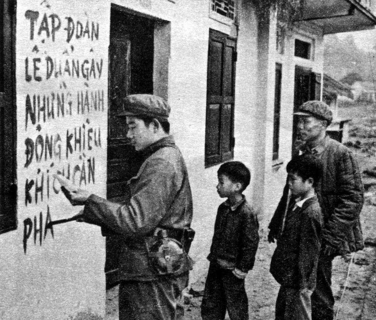 下图是解放军战士在越南高平留下的宣传标语，第一张图片上用越南语写着：黎笋集团挑起