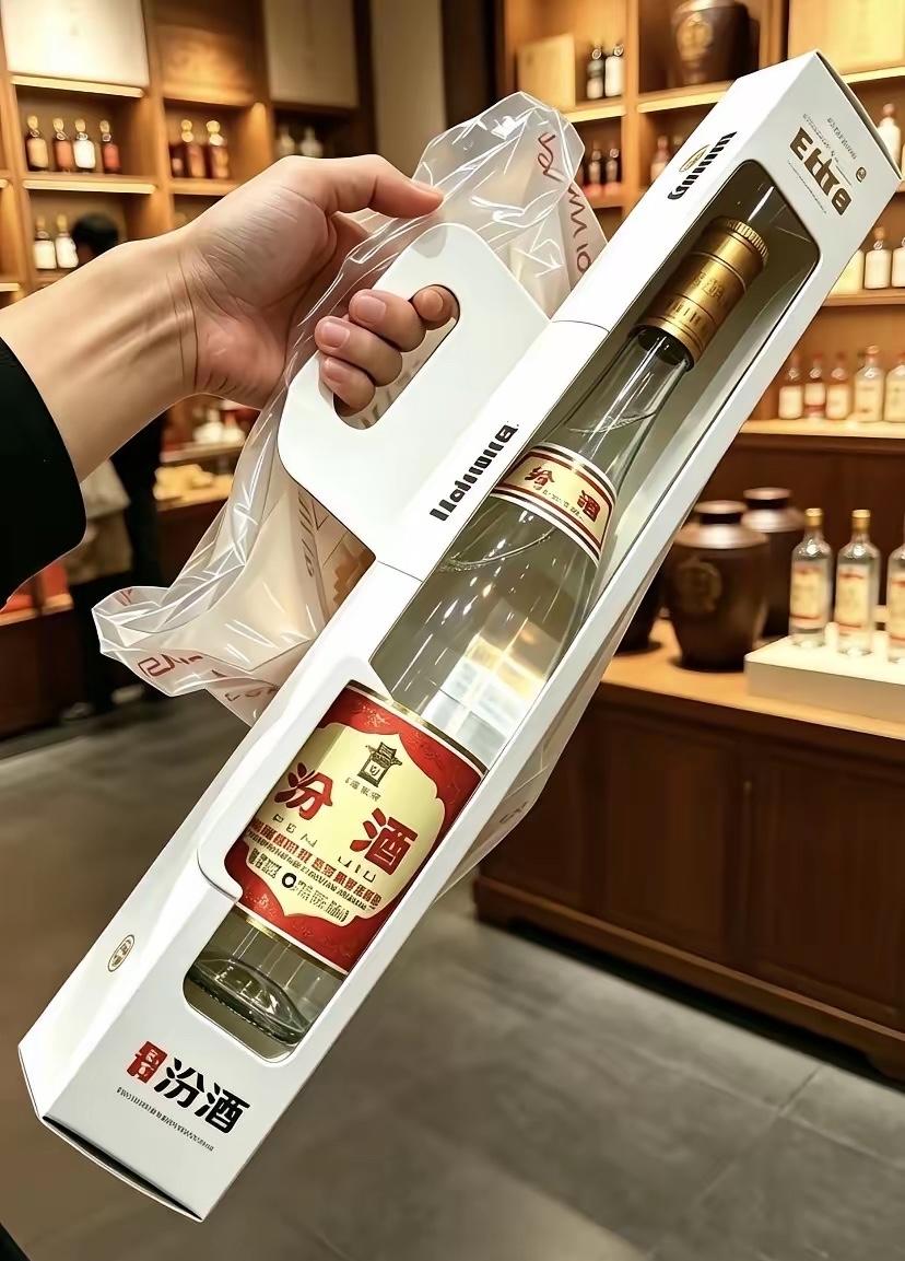 瓶身是经典的汾酒透明玻瓶样式，搭配金色旋盖，瓶身贴有红底金字的汾酒专属标签，属于