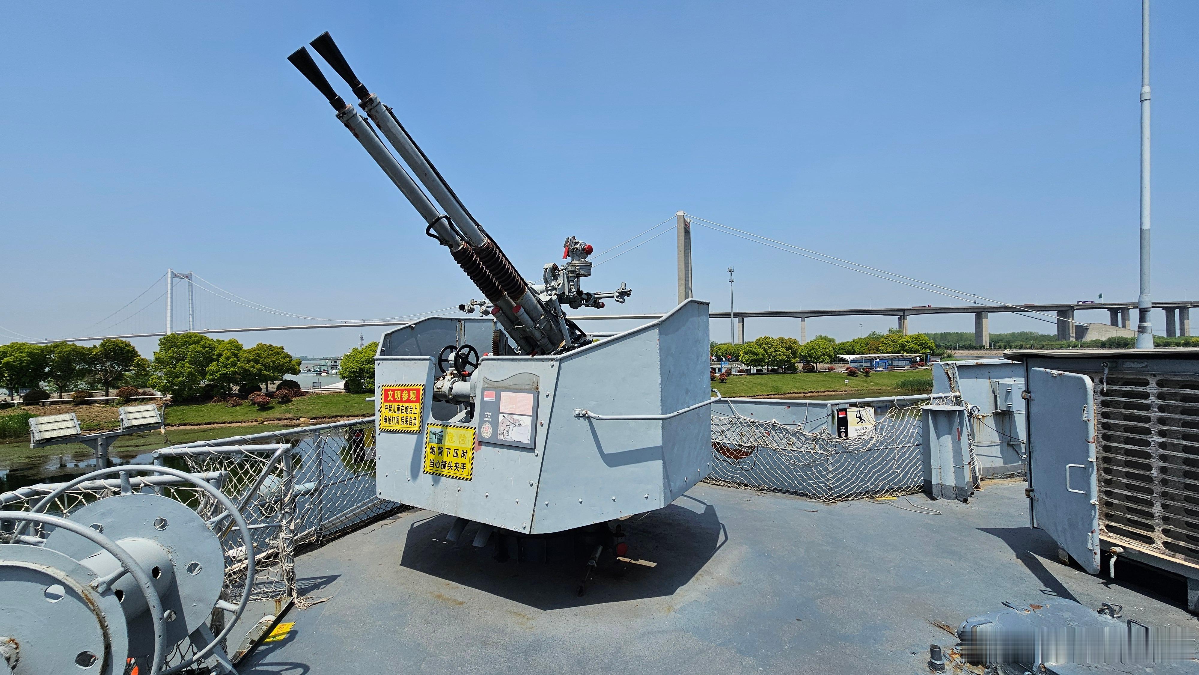 中外舰闻 053H护卫舰的预备操舰位和后副炮细节：在053H护卫舰的后部，设有一