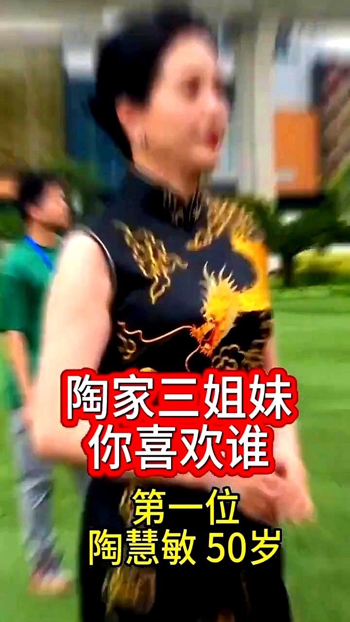 54岁的小陶虹，在新加坡街头被拍到了。

照片里，她身材丰腴，眼角皱纹清晰可见，