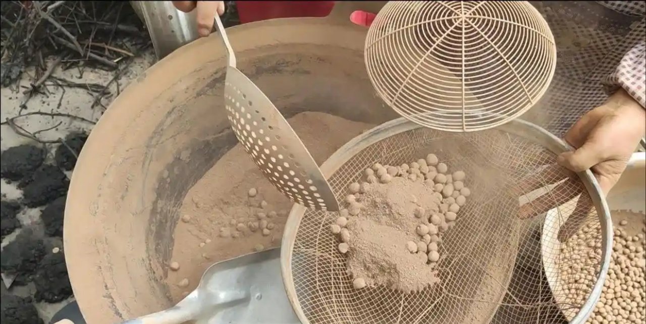 山西大叔做炒指一天要挖俩山头很多人不懂就乱评论。陕西也有吃土的说法，不过是每年在