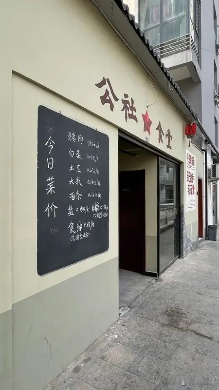 社区食堂落地重庆，一餐热饭，温暖晚年生活
 
如今不少社区开出惠民食堂，老人下楼