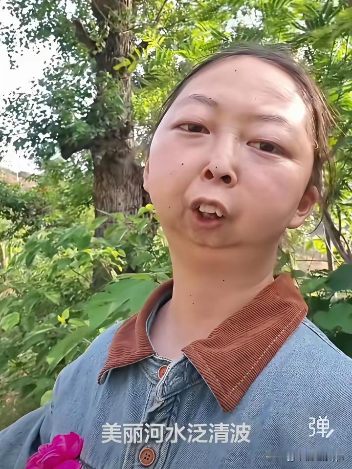 第一次看见没有巴的女人
她和巨兴茂长的还真像
你们觉得是不是？