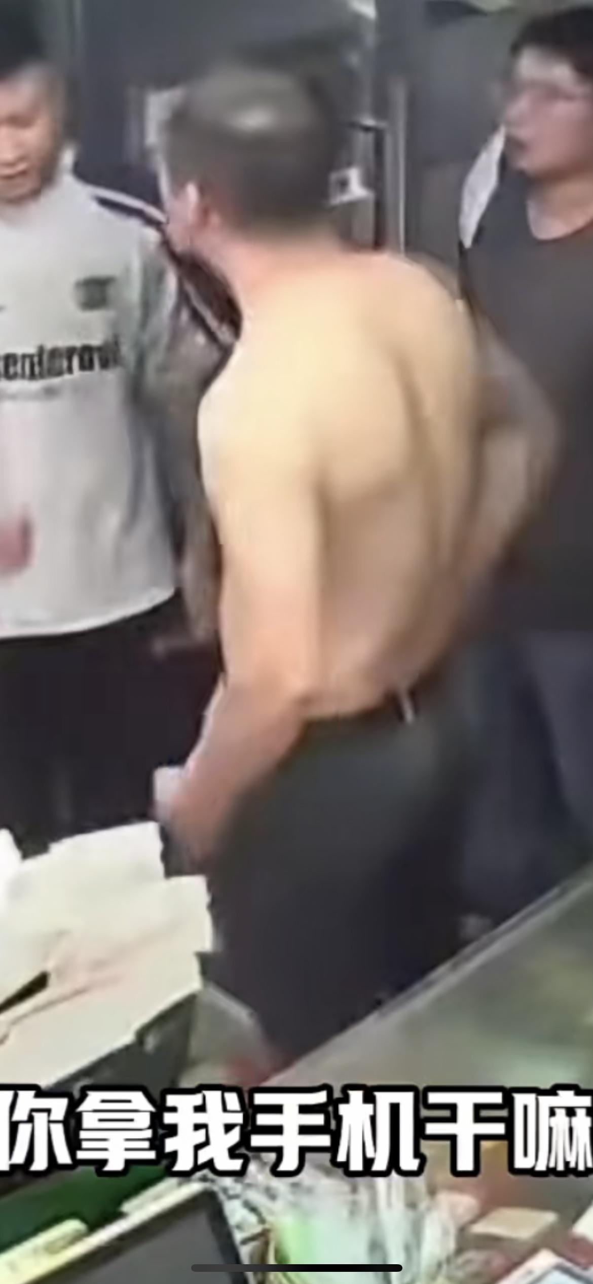 11月10日广东茂名，男子疑酒后撞坏便利店门，店主要报警，手机反被半裸男子抢走，