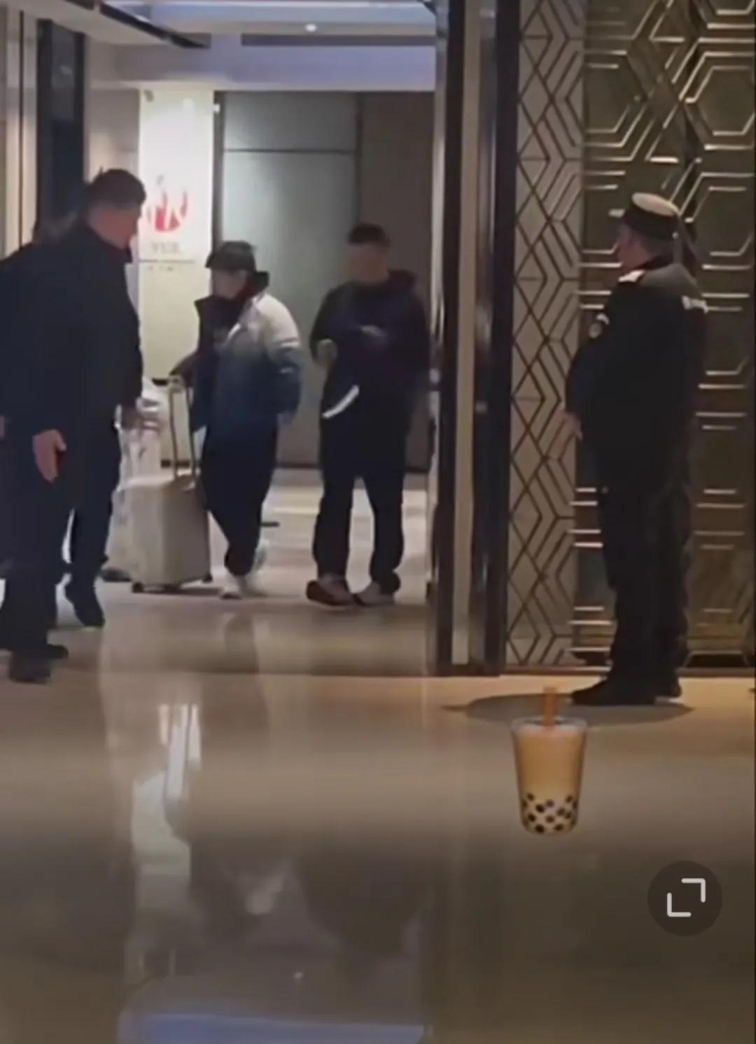 孙颖莎离沪返京，奔赴下一个起点[赞]！
当热情的球迷还在睡梦中的时候，对乒超联赛