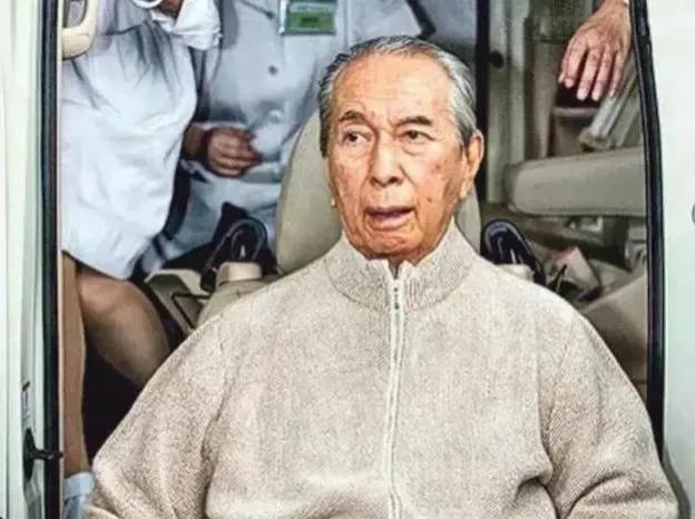 赌王在88岁那年，因摔倒住院两百多天，医院下达数封病危通知书，让何家人赶快准备后