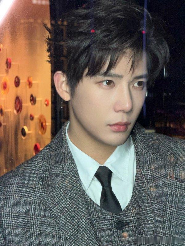 救命！王安宇红毯帅到犯规！已经迫不及待想听到宝伯特的声音了！