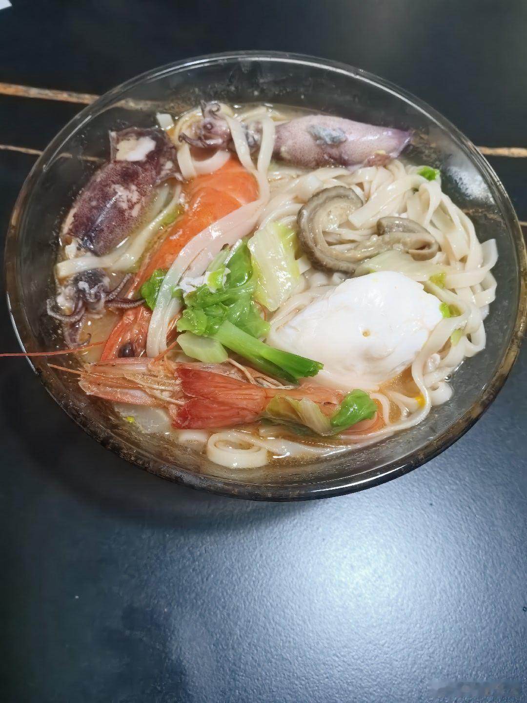 李爷减肥计划 减肥的第一百天。好久没有吃社会主义清汤面了，于是乎，随手洗几片菜叶