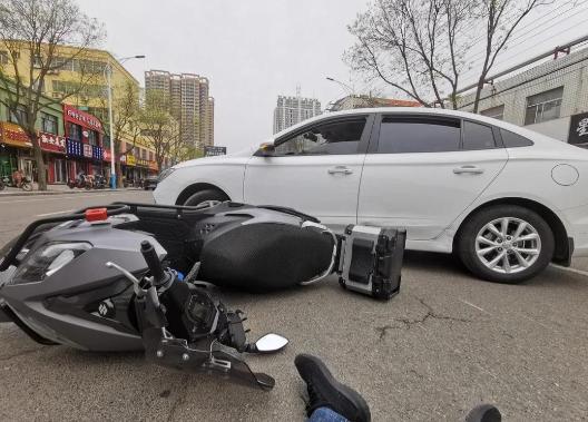 “干得漂亮！”广东，一37岁女子带着80000元现金，开车刚出车库，就被3个埋伏