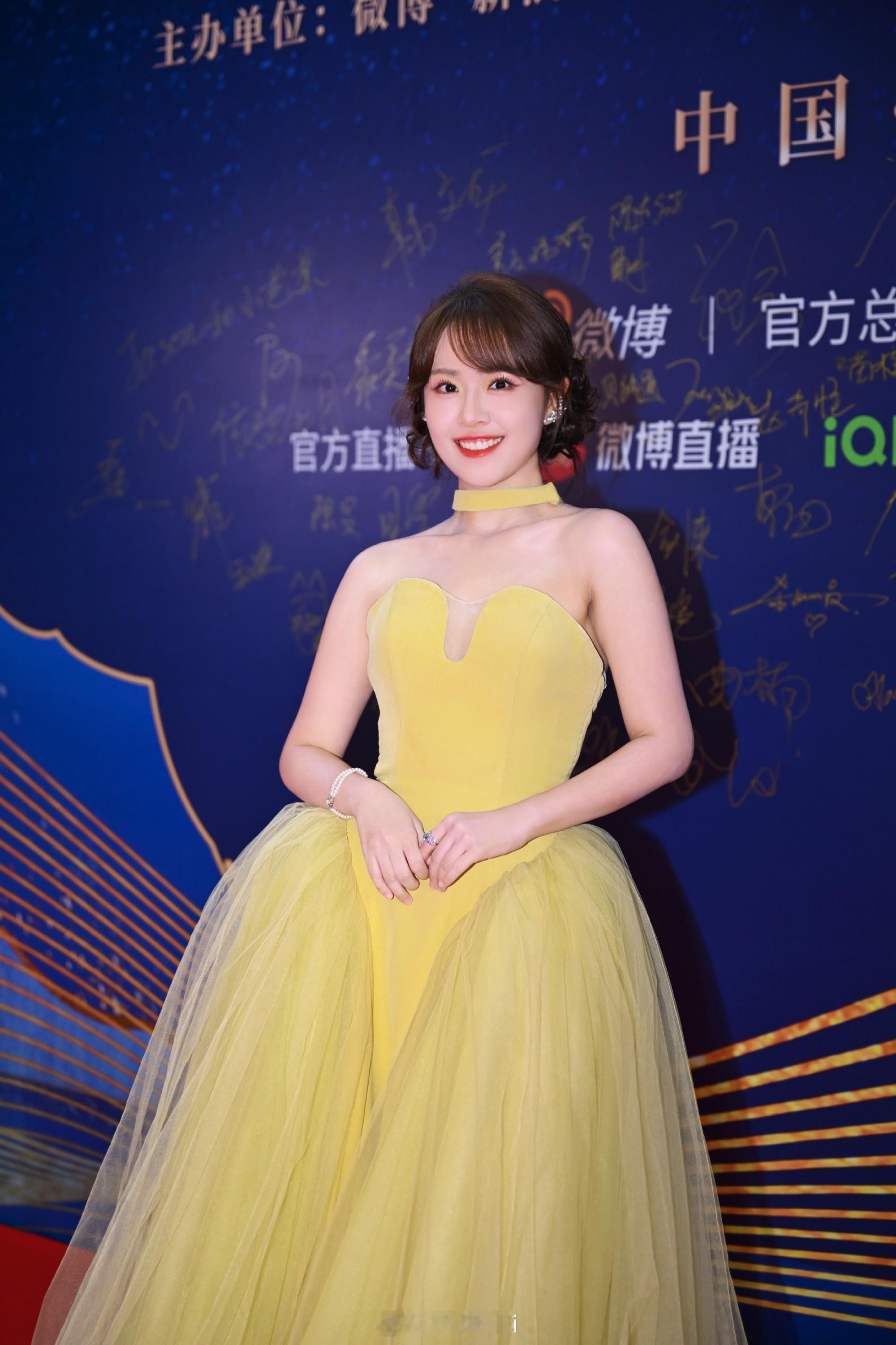 房琪妆造必有高人指点 房琪文化之夜造型：簪发公主+黄裙仙女=颜值next lev