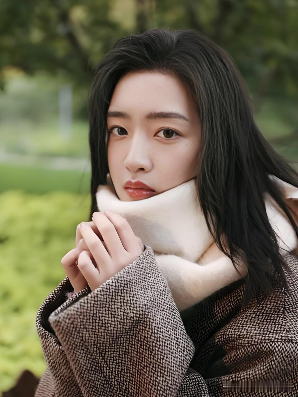 邓恩熙清透温婉，自带春日玫瑰般的温柔力量。她以不设限的演技打磨角色，在光影间绽放