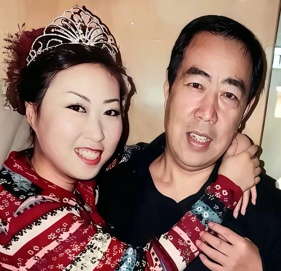 文化人两样，名作家贾平凹的女儿这么大了还和爸爸上头噗拉脸的。别看百姓识字不多，但