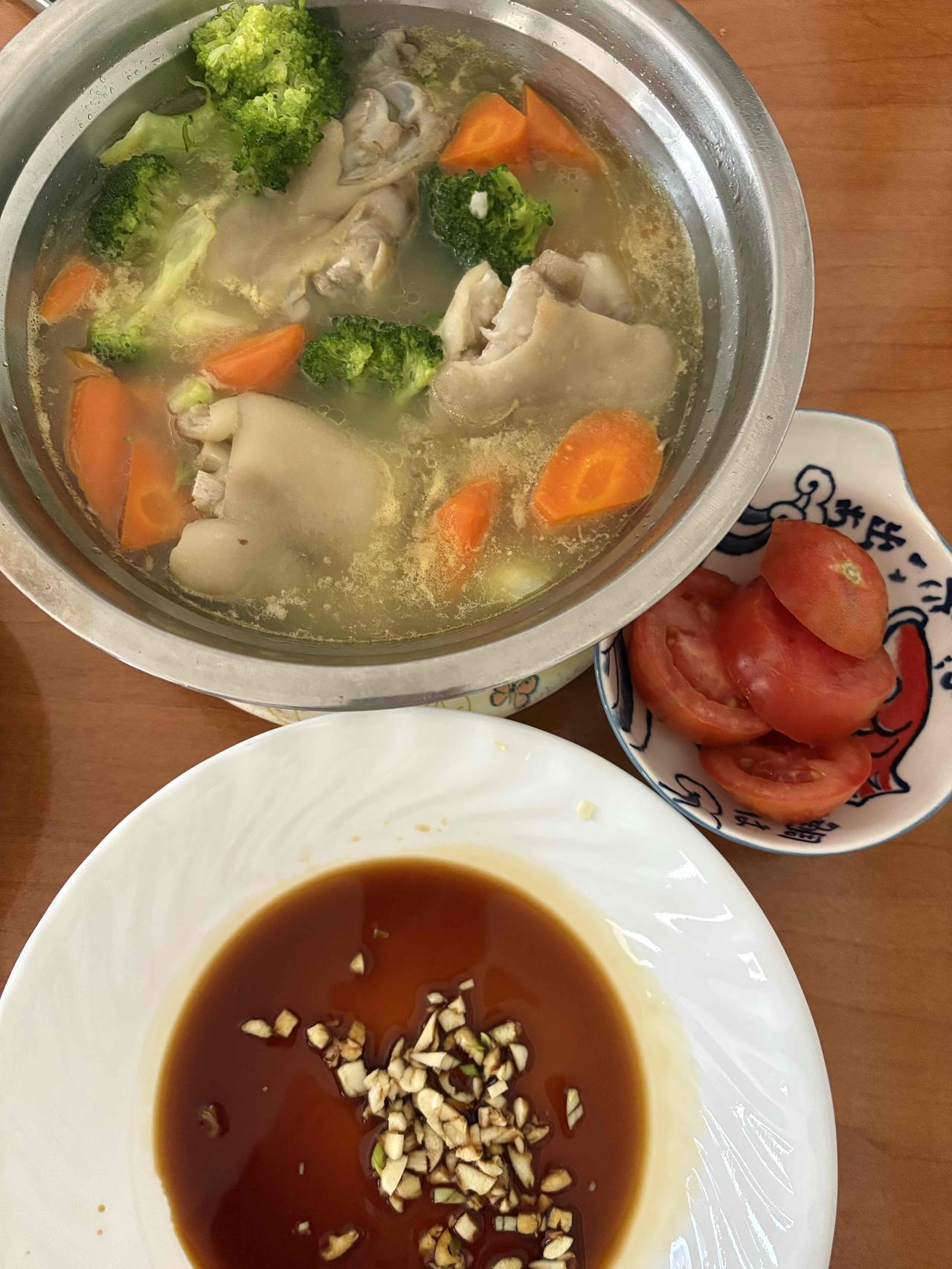昨天炖了一大锅猪脚汤，吃了还剩一些，今天加了胡萝卜和西兰花，煮熟后，再倒点生抽，