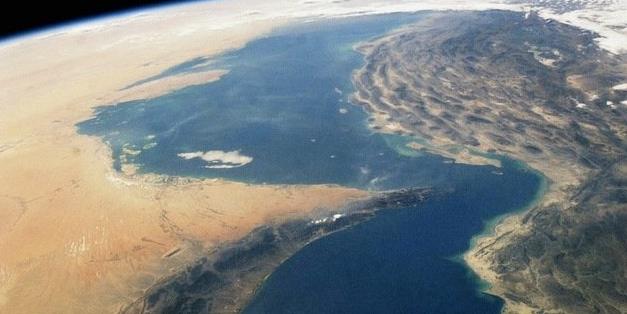 霍尔木兹海峡有意思了，伊朗一道封锁线，美国一道封锁线。伊朗要收费，美国说，凡是给