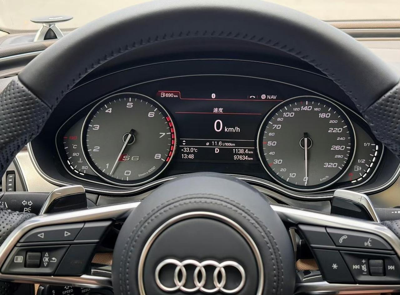 看到这张奥迪的照片，瞬间就被它的魅力击中了！奥迪真有一手，能把复杂的设计元素安排