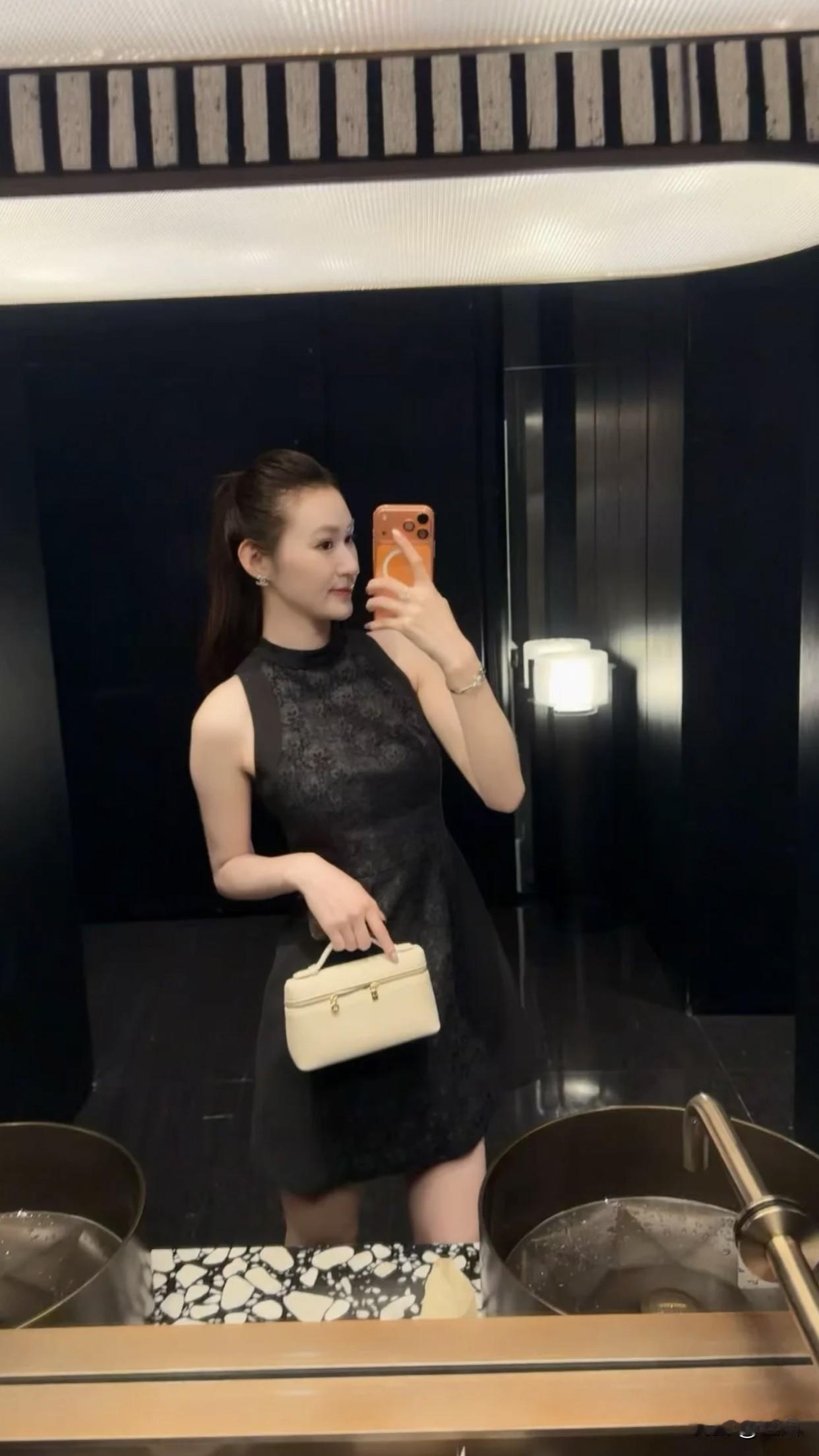 一张图证明你拍过古风写真镜中人影，暗香浮动。