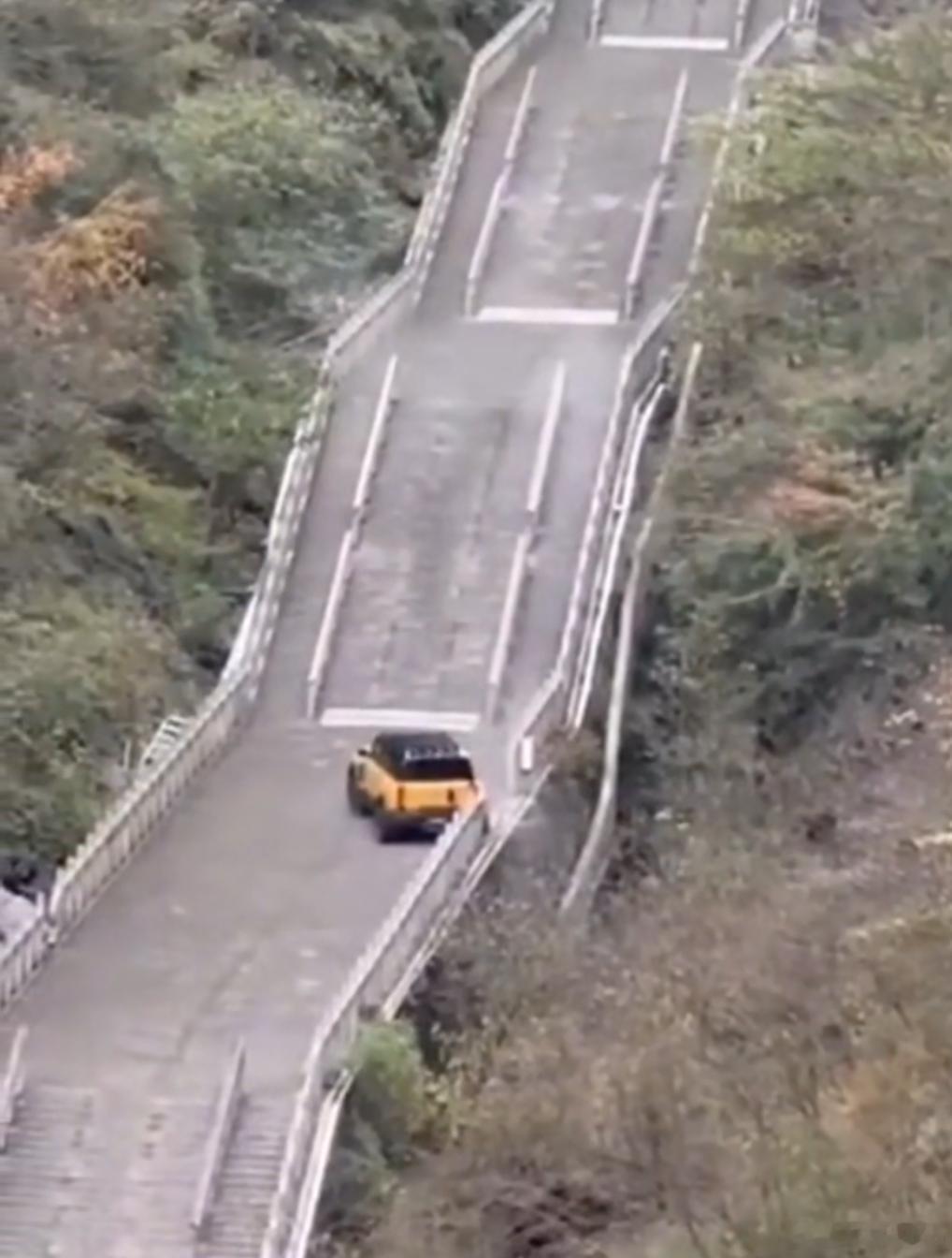 出差路上吃一大瓜，奇瑞风云X3L挑战天门山失败，还差点摔车，看着自己合资的路虎玩