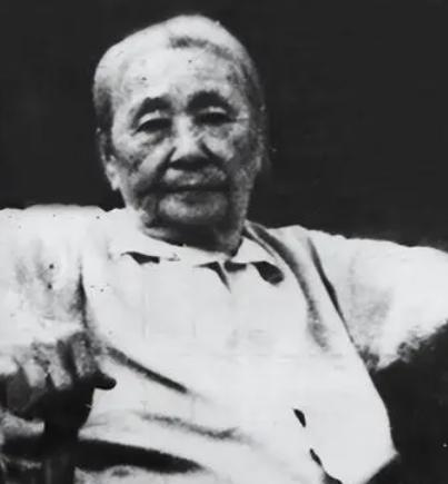 1924年，张作霖8岁的儿子张学思在学校被老师打了十下手板，张学思哭喊着：“我爸