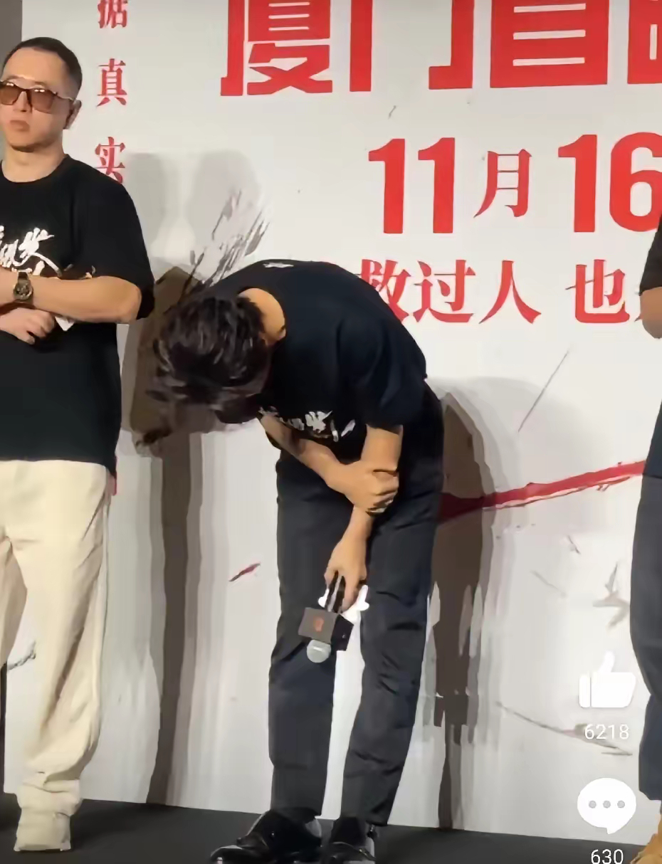 看到黄晓明道歉时弯腰不起，就明白叶珂为什么会退圈了。黄晓明在电影首映礼上，谈起最