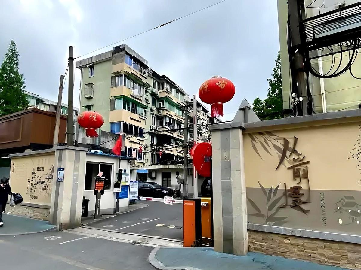 杭州一个外卖小哥，掏空了6口人的钱包，凑了300万，在杭州买了一套老破小的学区房